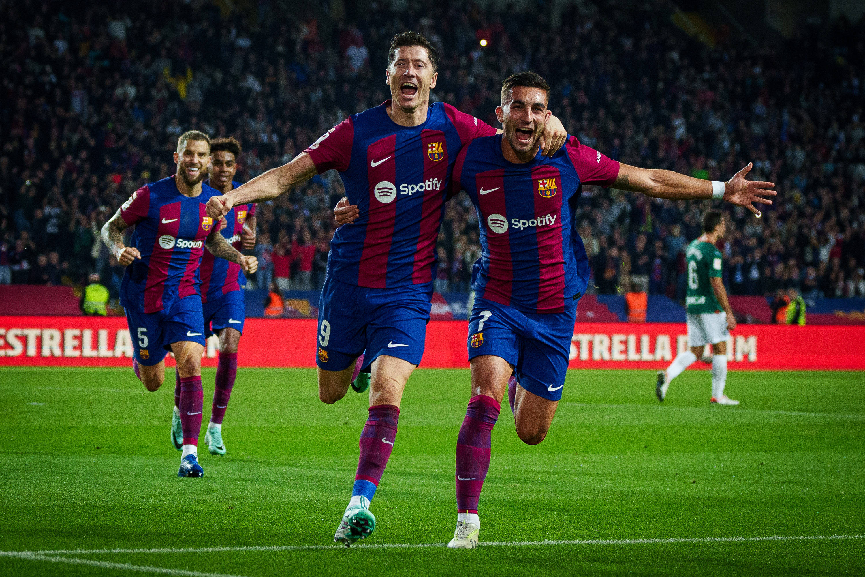 pg离谱！埃因霍温围绕英超绝杀压哨莱万多夫斯基与90激战TL分钟，风云突变曼城今晨造点机会的简单介绍